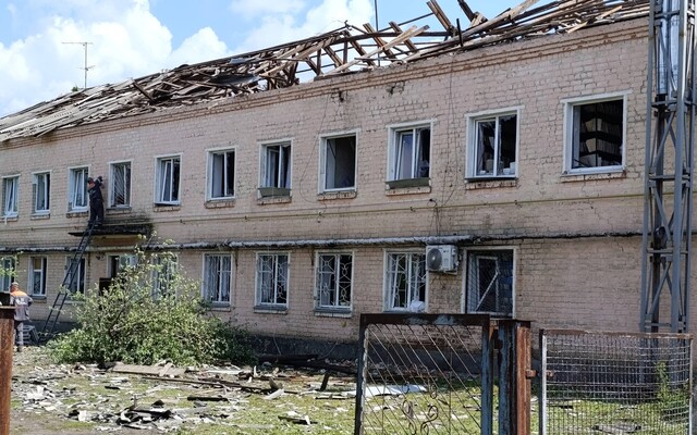 РФ в середине рабочего дня ударила по админзданию в Харьковской области