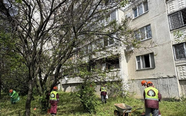 В Харькове коммунальщики убирают на месте прилета (фото)