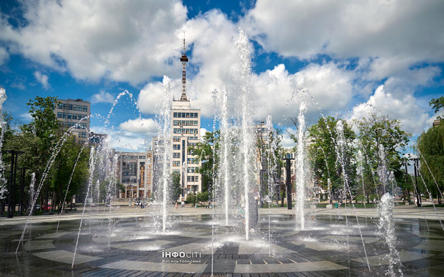 В центре Харькова на площади Свободы заработал сухой фонтан