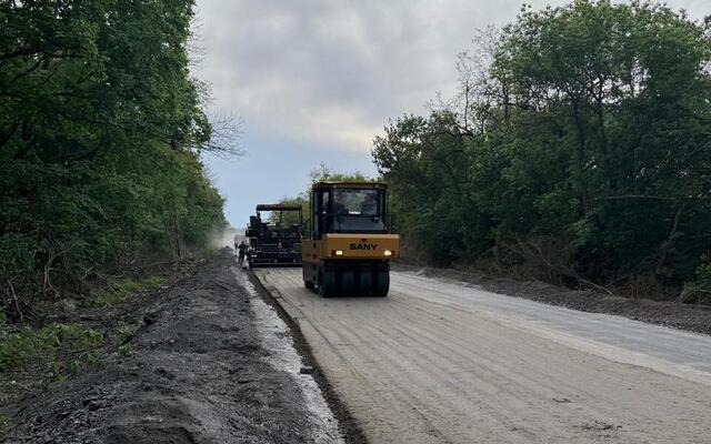 Дали 20 мільйонів із 190: у Харківській області дорожники за свої гроші ремонтують критично важливу трасу