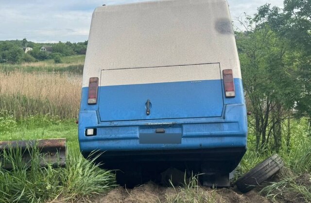 Під Харковом пасажирський автобус зіткнувся з вантажівкою та злетів з дороги (фото)