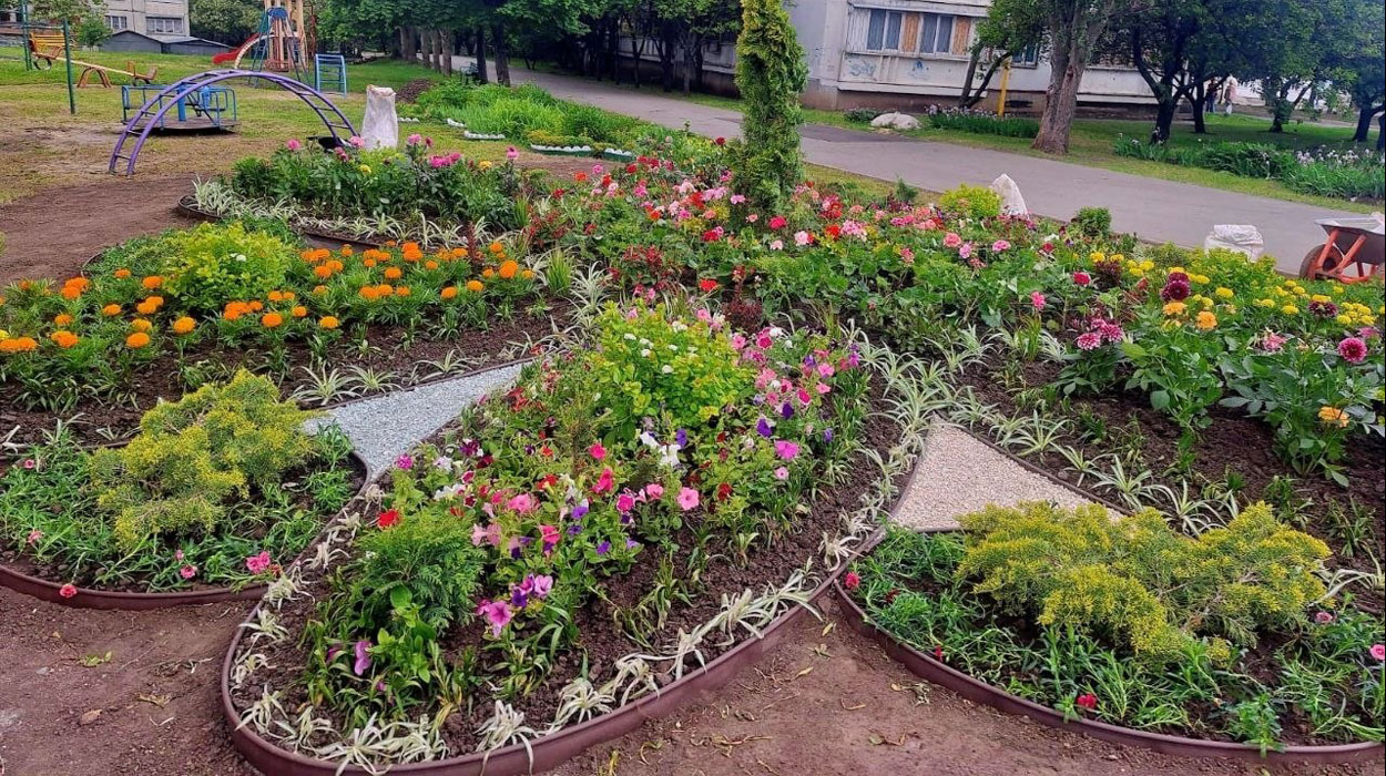 На Северной Салтовке обустроили новую геометрическую клумбу