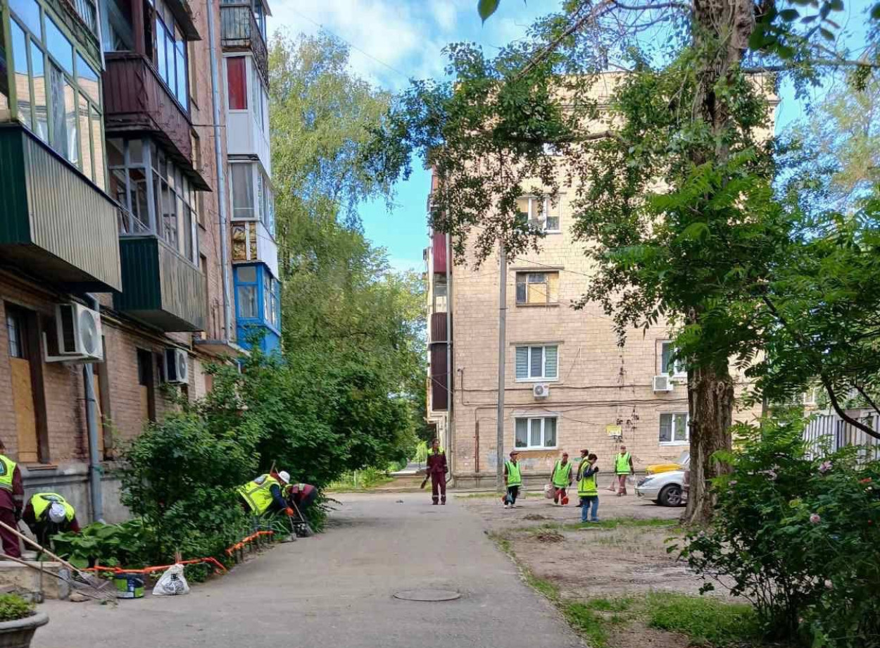 Коммунальщики убирают на местах прилетов 1 июня: уже закрыты почти выбитые окна (фото)