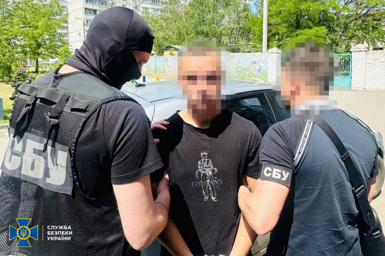 У Харкові 16-річний підліток намагався продати автомат і гранати