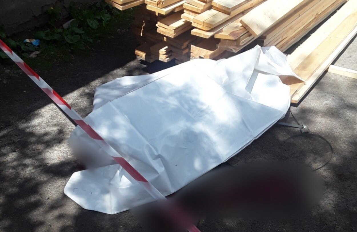 У Харкові 19-річний хлопець впав з даху будівлі та загинув