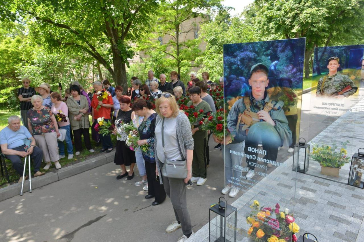 У Немишлянському районі Харкова відкрили меморіальну стелу на честь загиблого захисника