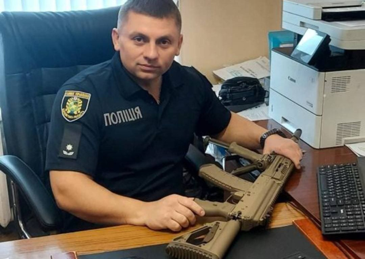 Поліцейський з автоматом