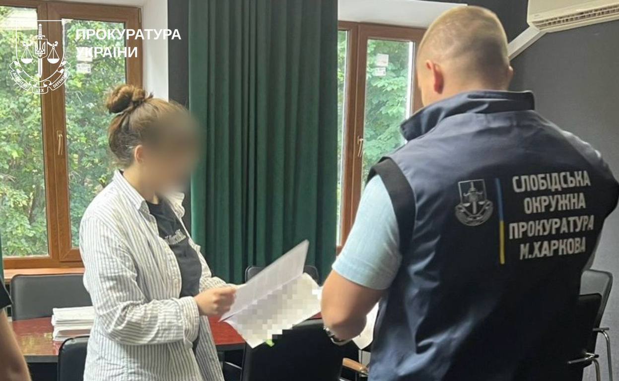 Переломы ребер и черепа: в Харькове 22-летняя мать избивала новорожденную дочку
