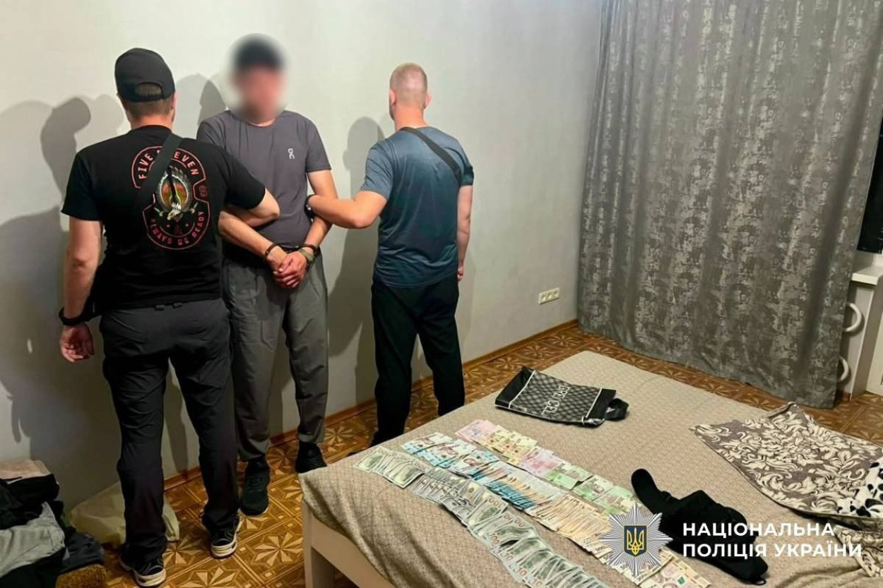 Правоохоронці та затриманий