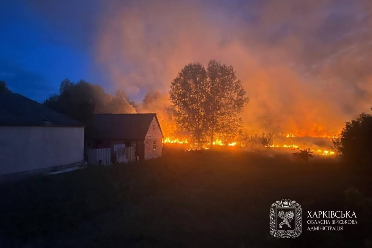 РФ вночі вдарила по Балаклії: загинула жінка, спалахнули пожежі (фото)