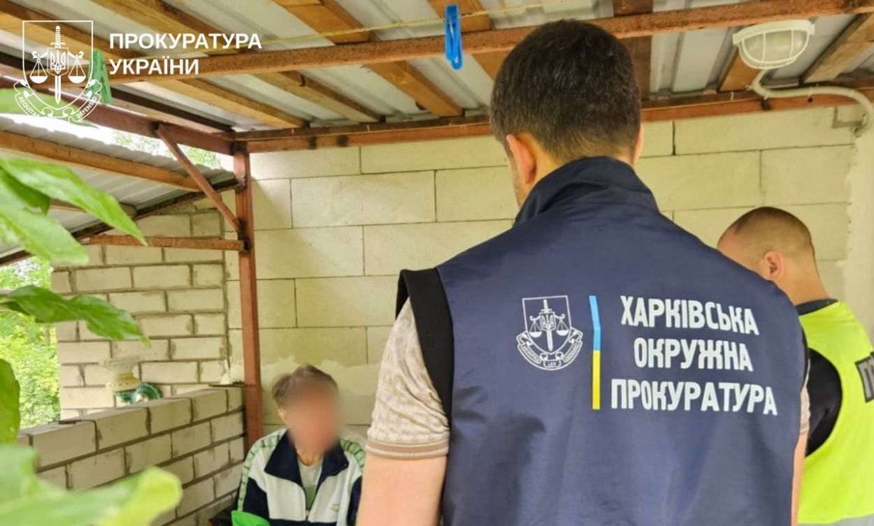 Підозрювана та правоохоронці