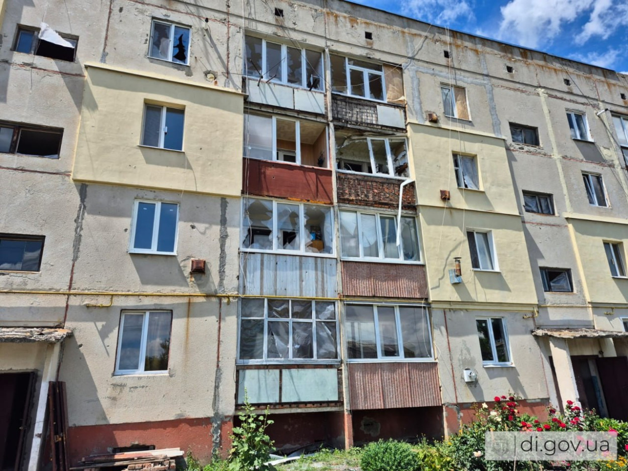 Під Харковом FPV-дрон влетів у квартиру багатоповерхівки