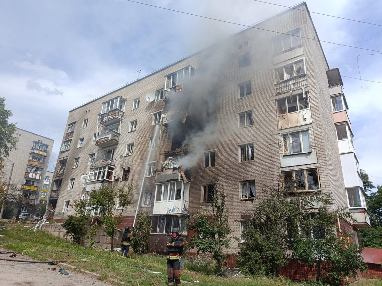 РФ ударила дронами по многоэтажкам в Харьковской области: есть жертвы (фото)