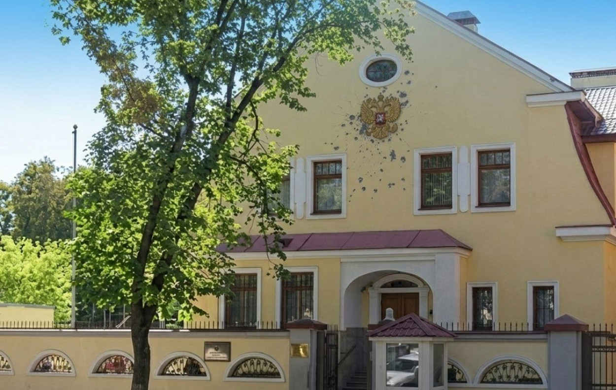 В Харькове пока не будут снимать российский герб со здания в центре города: в чем причина