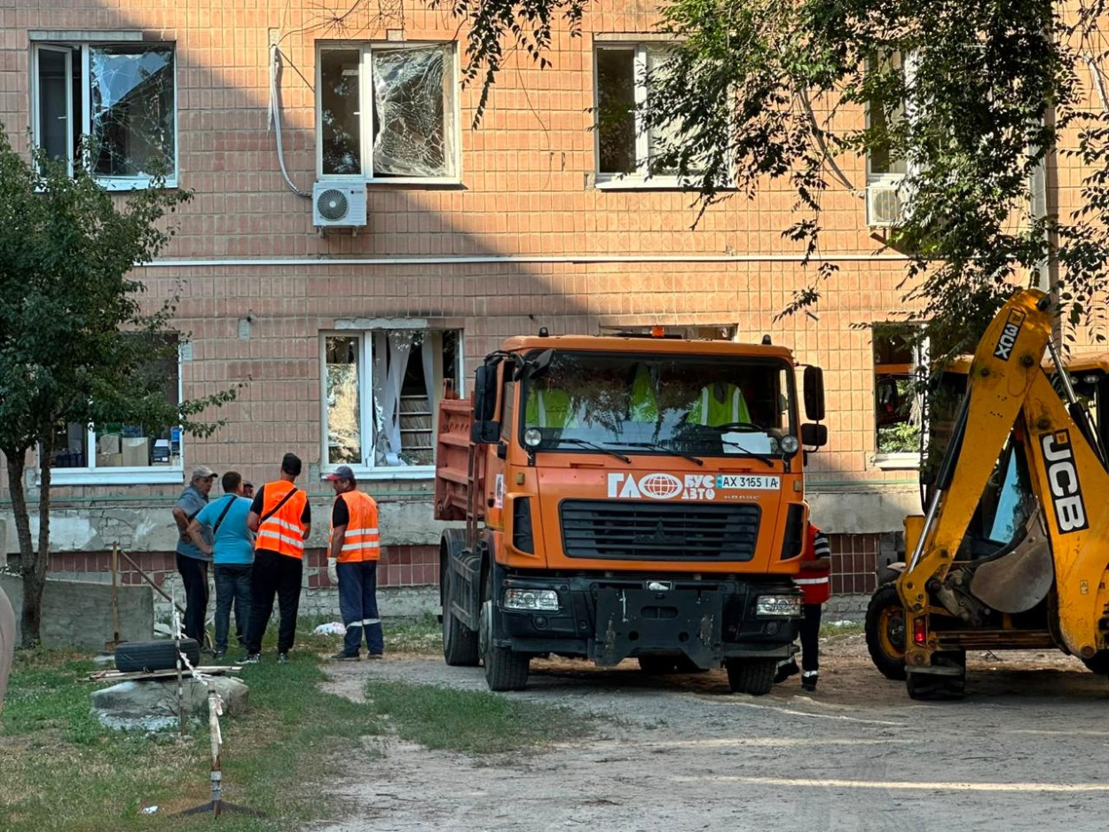 В Харькове коммунальщики убирают на местах прилетов КАБов: повреждено 214 домов