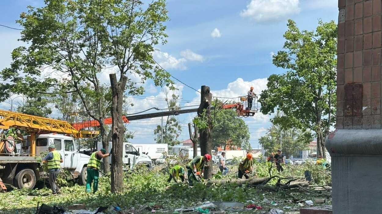 У Харкові комунальники прибирають після обстрілу КАБами та «Бандероллю» (фото)