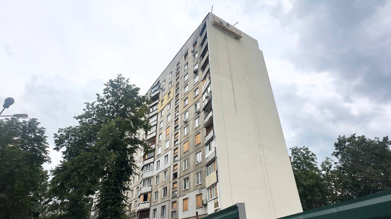 У Харкові відновлюють багатоповерхівку після удару КАБ