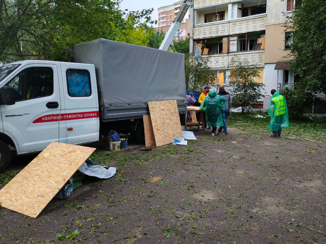 В Харькове устраняют последствия ночной атаки
