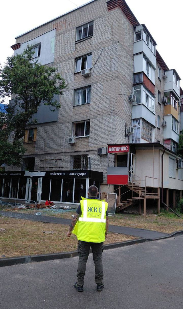 В Харькове устраняют последствия ночной атаки