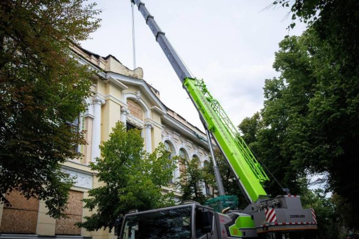 У Харкові почали відновлювати художній музей, по якому вдарив російський дрон (фото, відео)