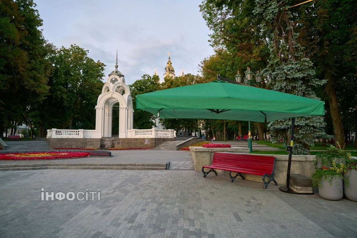 Возле Зеркальной струи установили огромные зонты (фото)