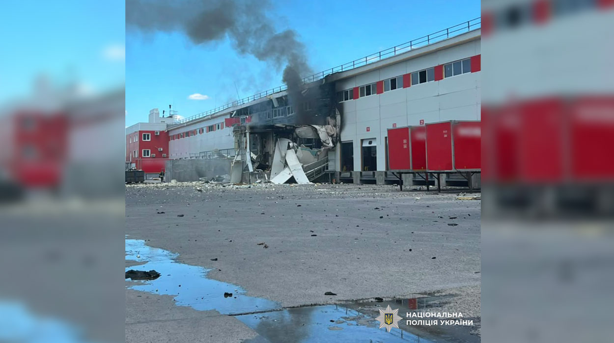 Удар по терминалу под Харьковом: трое рабочих погибли, за жизни раненых борются врачи (фото, видео)