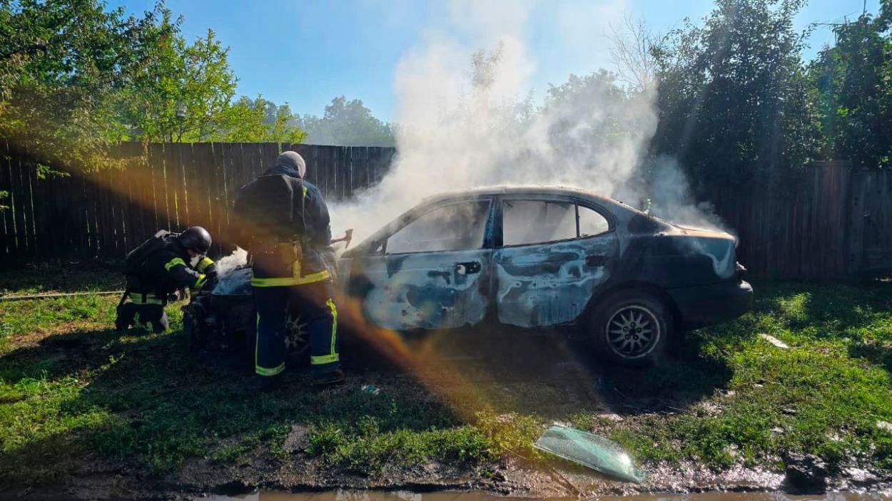 Россияне ударили беспилотником по гражданскому автомобилю в Харьковской области (фото)