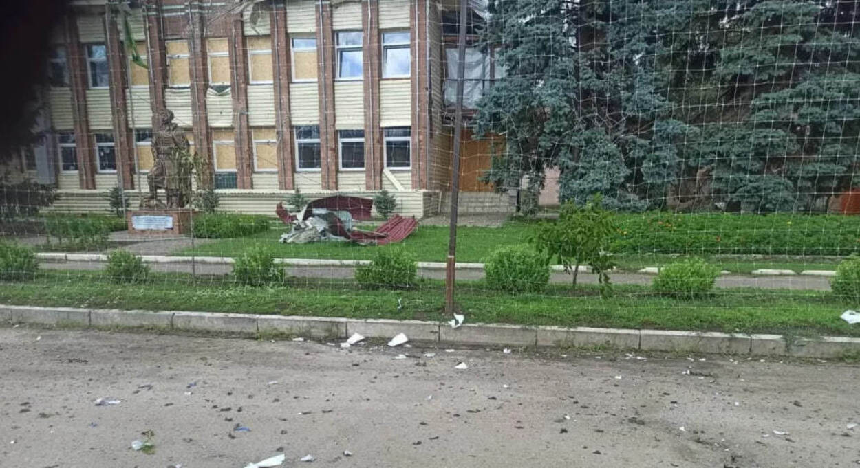 Росія чотири рази за день завдала удару по будівлі селищної ради в Харківській області