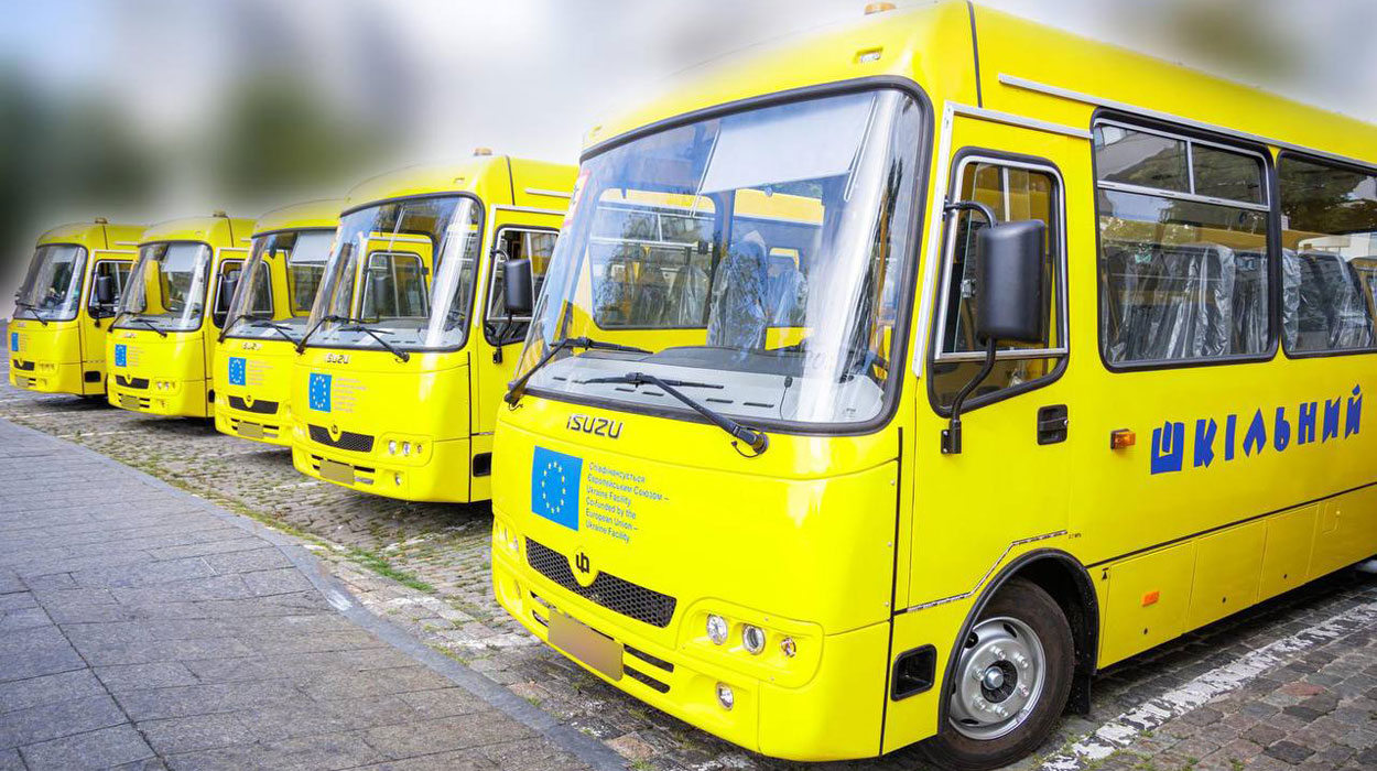 ХОВА передала громадам Харківської області 7 нових шкільних автобусів