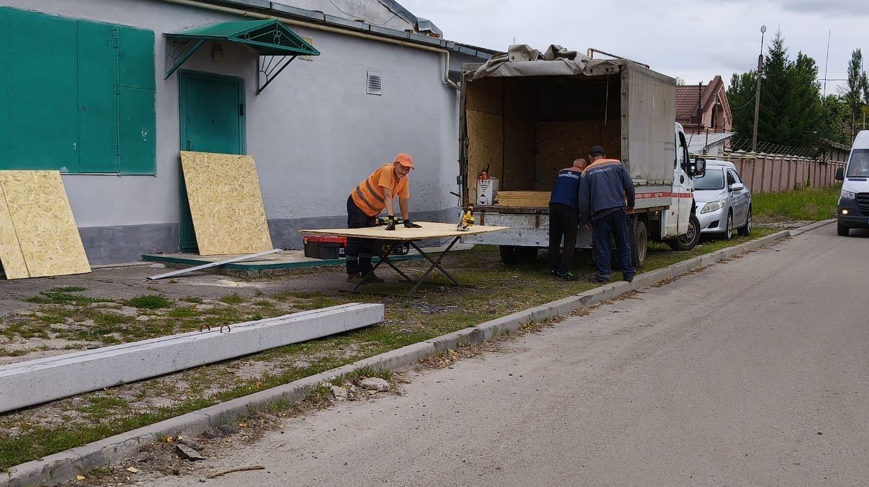 В Харькове убирали на месте удара гибридной ракетой «Бандероль» (фото)