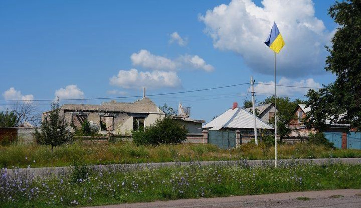 Люди майже не виходять із дому, дітей не залишилося: як живе село у передмісті Харкові