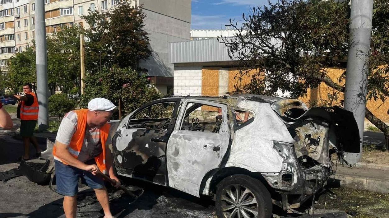 У Харкові прибирають на місці удару по автомобілю (фото)