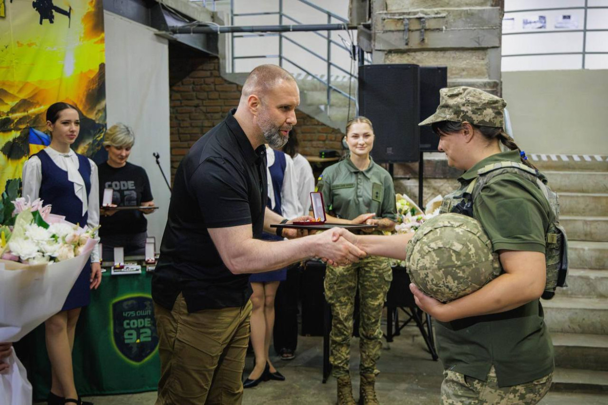 Боевых медиков харьковского штурмового полка наградили ко Дню медицинского работника