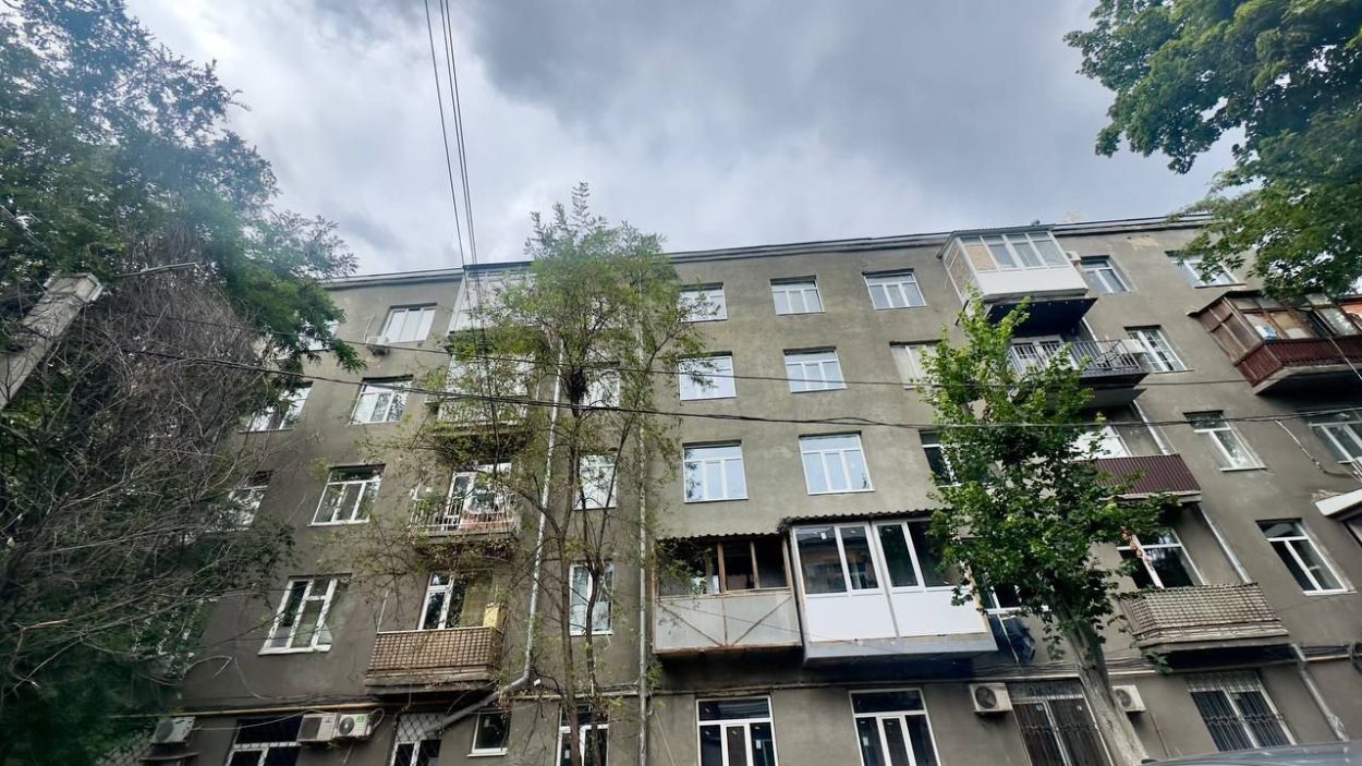 У Харкові ремонтують пошкоджений обстрілом житловий будинок (фото)
