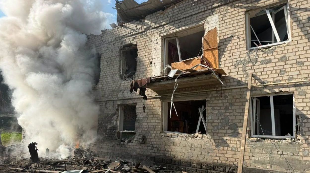 Росіяни вдарили ракетою по житловому будинку у місті Харківській області (фото)