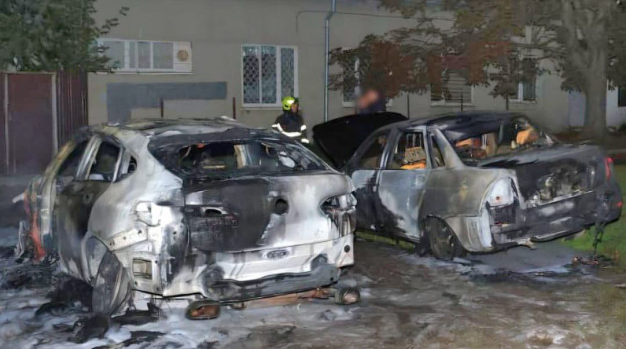 У Харкові молодик спалив дві машини