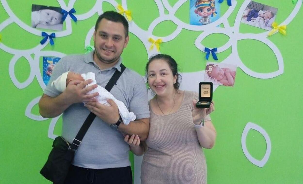 Новорожденным харьковчанам при выписке из роддома теперь вручают медали