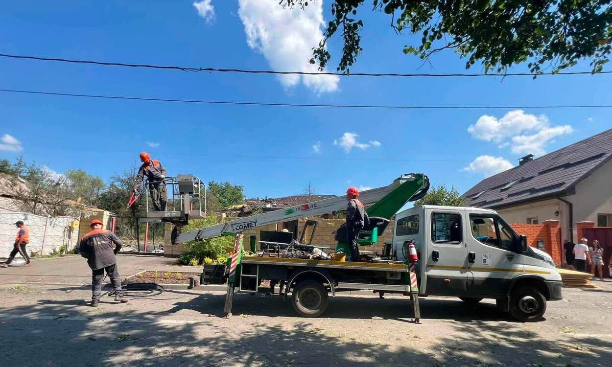 Поврежден 31 дом: в Харькове убирают на месте прилета "Бандеролей"