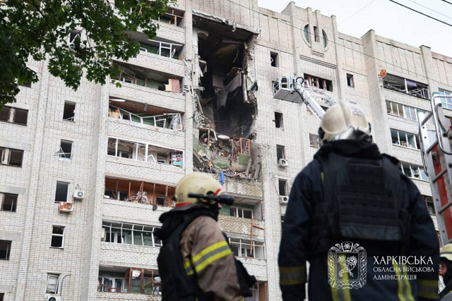 РФ ударила по многоэтажке в Харькове: погибли 2 человека, разрушены несколько этажей