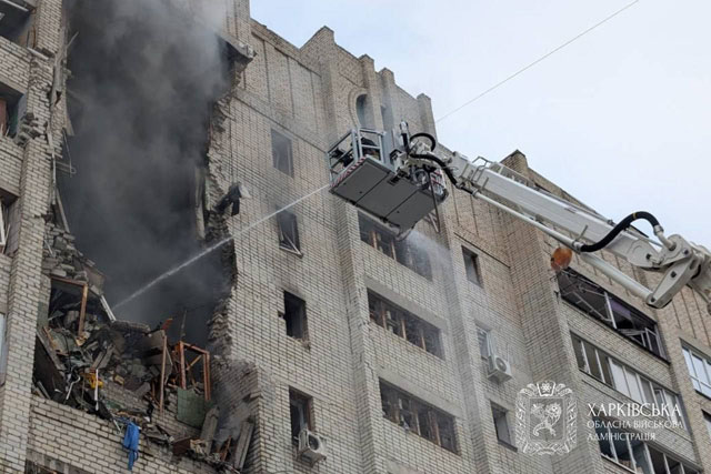 РФ ударила по многоэтажке в Харькове: погибли 2 человека, разрушены несколько этажей