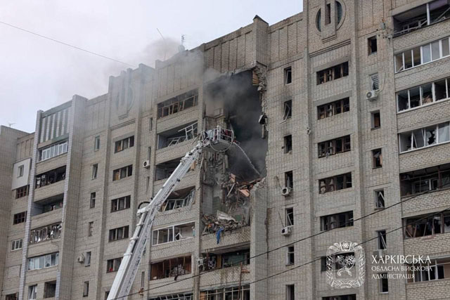 РФ ударила по многоэтажке в Харькове: погибли 2 человека, разрушены несколько этажей