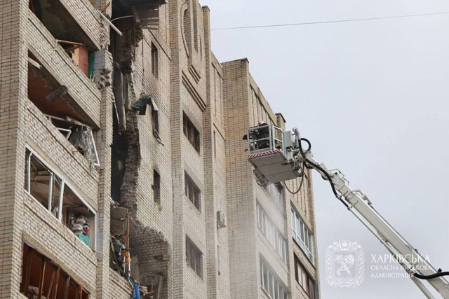 РФ ударила по многоэтажке в Харькове: погибли 2 человека, разрушены несколько этажей