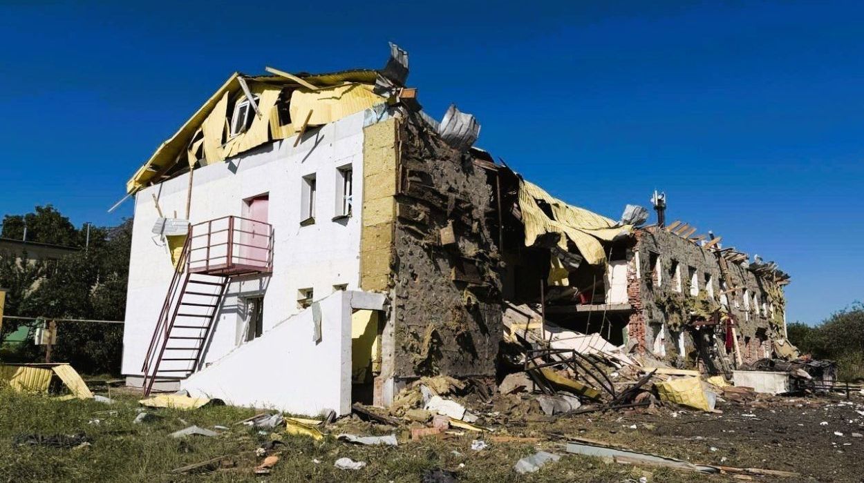 Россияне обстреляли общежития с переселенцами в Харьковской области (фото)