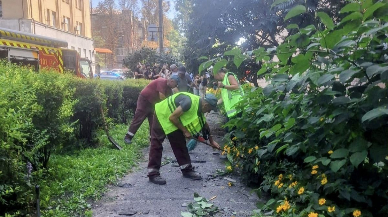 В Харькове убирают на месте сегодняшних прилетов (фото)