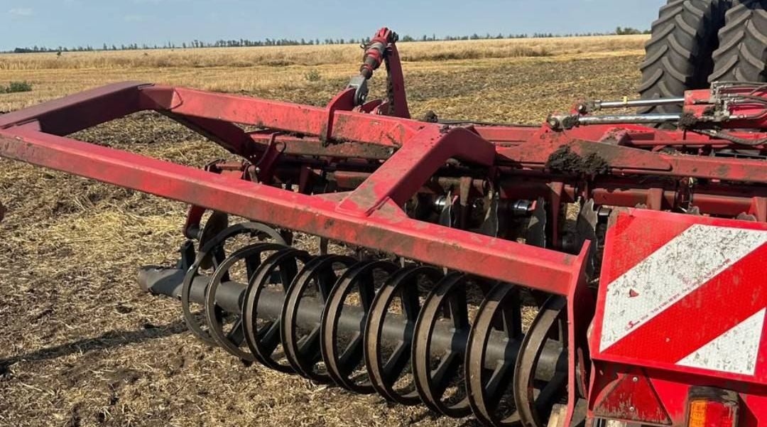 Трактор подорвался на дороге в Харьковской области
