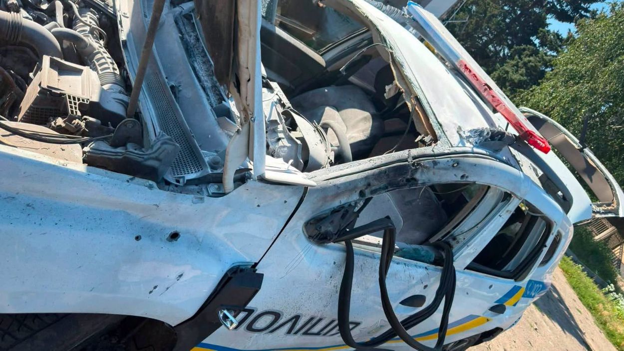 Россияне ударили по полицейскому автомобилю в Харьковской области