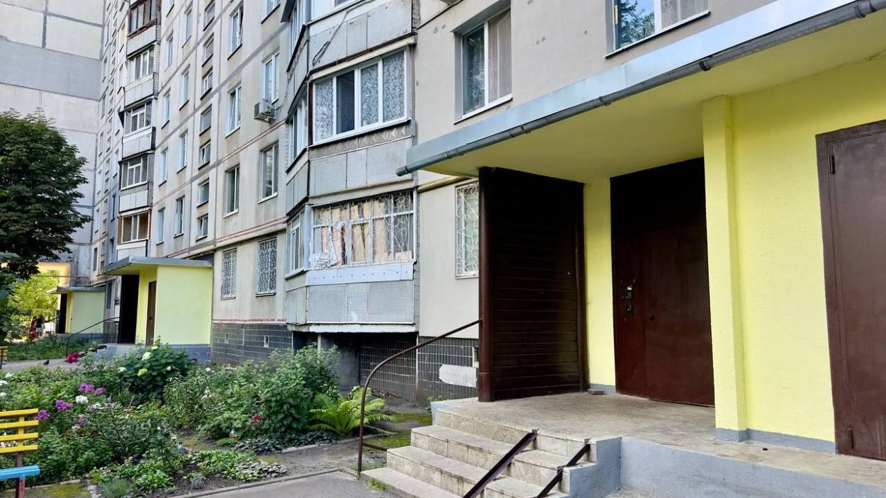 На Салтовском шоссе ремонтируют поврежденный обстрелами дом (фото)&nbsp;