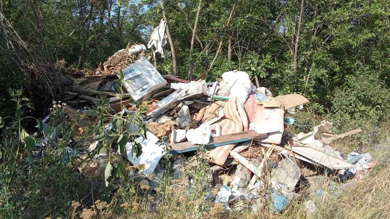 На Харьковщину привезли мусор из соседней области (фото)