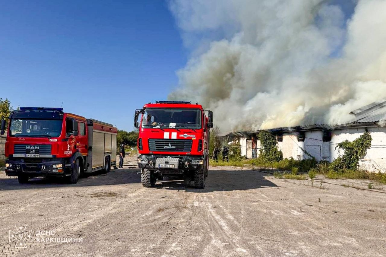 РФ ударила по предприятию в Харьковской области: начался огромный пожар (фото)