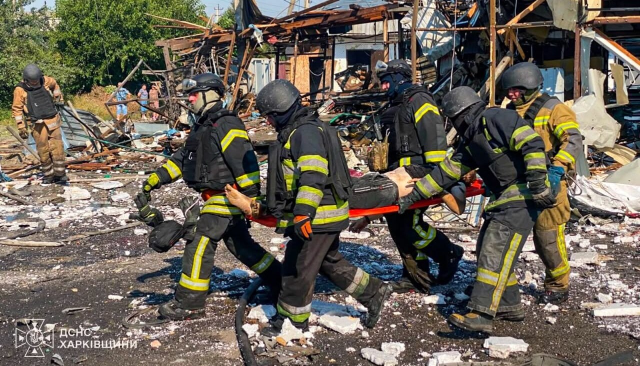 Ракетний удар по Печенігах: «Бандеролі» влучили в центр селища, у людне місце (фото наслідків)